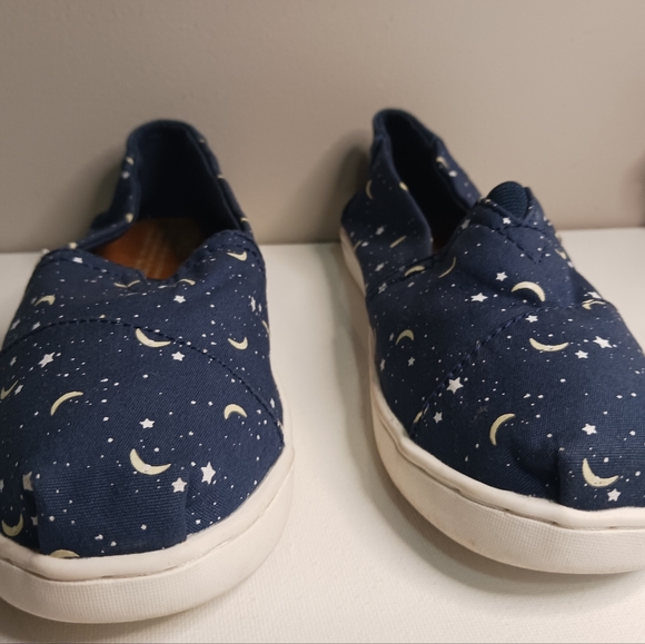Tom's Shoes - Women's shoes Toms Navy Moons and stars glow in the dark classic shoe, size 8, c